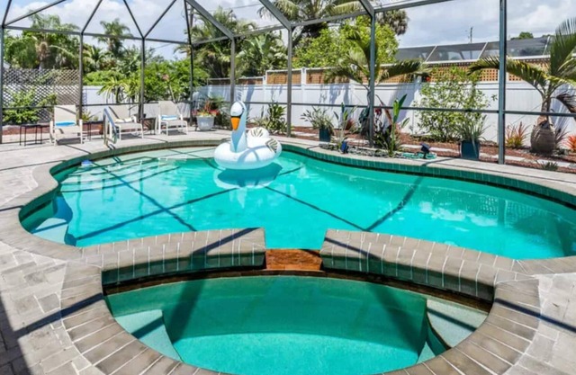 Naples Dream Heated Pool, Hot Tub, Bikes close to beach!