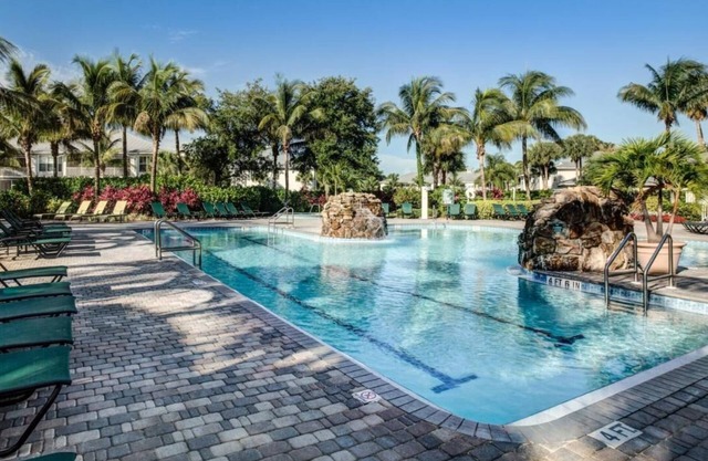 Naples, FL. Lely Resort Gorgeous 2 bed, plus den sleeps 6. Free Golf till 10/15