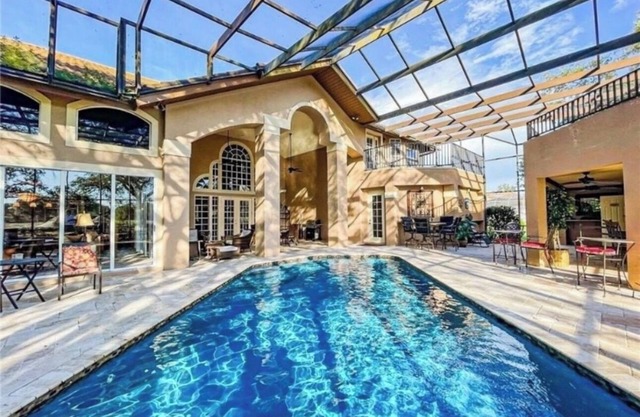 Naples Villa on the Golf Course! 8 Bedrooms Sleeps 20! Pets welcome, 30 day min