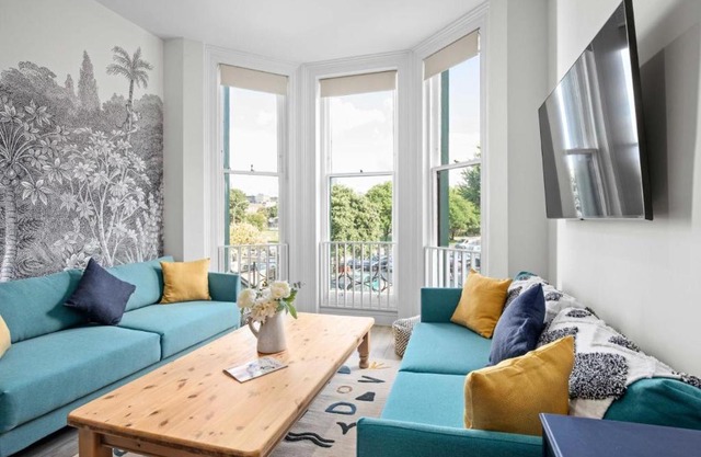Narrow House - Free Parking By My Getaways