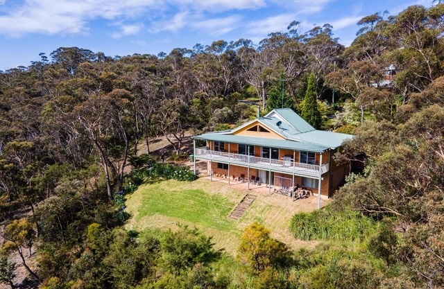 Narrow Neck Lodge - 5 Bedroom Lodge with Outdoor Jacuzzi, Breathtaking Views and everything you need for a Blue Mountains getaway