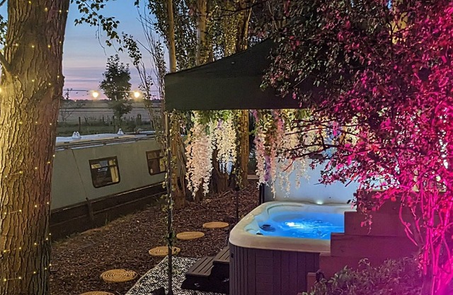 Narrowboat With Hot Tub, Sauna, Massages, Cruising