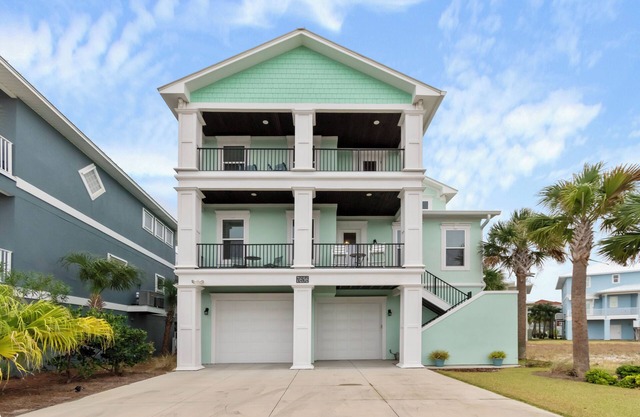 Narrvelous-Soundview private home 2 min to beach w/pool/tennis