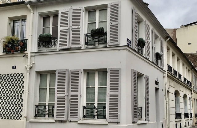 Nation :calme , soleil ,maison privée + parking gratuit dans une rue privée.