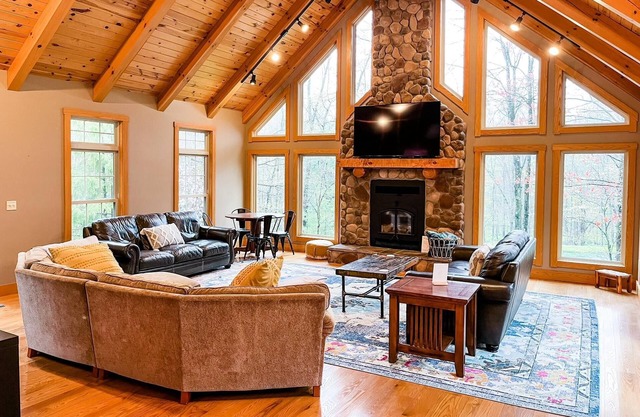 Wooded Retreat with pond, 3 bedrooms, 5 beds-near Mohican & Malabar- sleeps 10