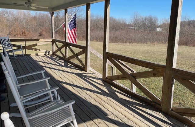 Nature lovers farmhouse w/ porches, fire pit, stocked pond & woods, 99% Eclipse!