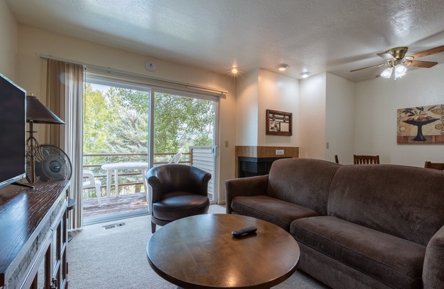 Nature's Embrace! 2 Relaxing Units, Swimming Pool, Free Parking, Full Kitchen!