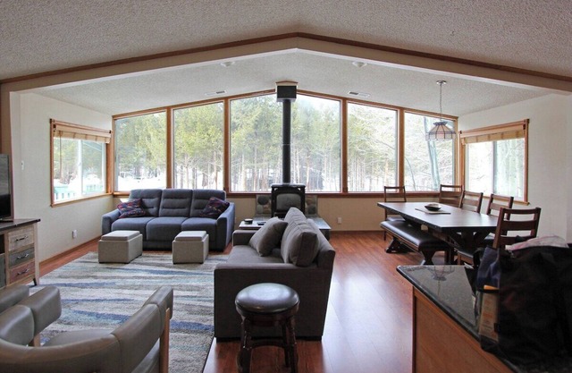 Nature's Gem - Nicely updated home COH1261