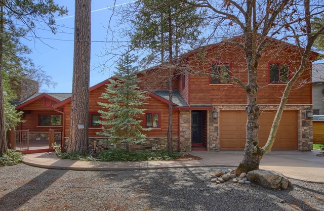 Nature's Lakefront Estate, Private Dock plus 7 BR, 4 BA