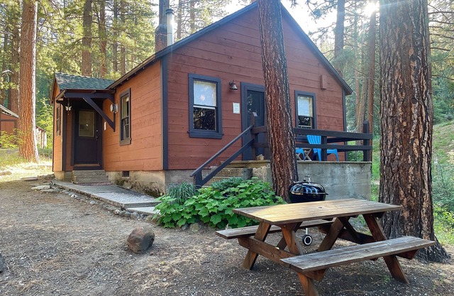 Chalet de Charme ~ 40 Acres sur Scenic Middle Fork de la rivière Feather