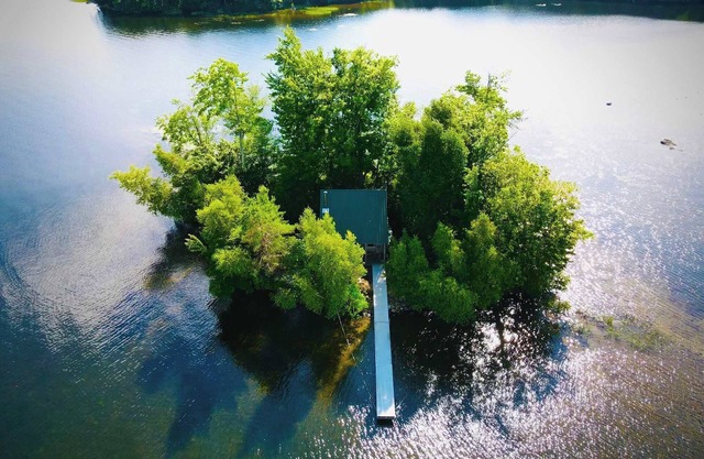 Hakuna Matata sur une cabine Private Island Connexion dans un lac du Maine!