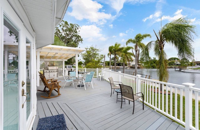 Nautical Haven 175 FT PRIVATE WATERFRONT/BOAT LIFT, 4 KAYAKS/5 MIN 4 GROCERIES