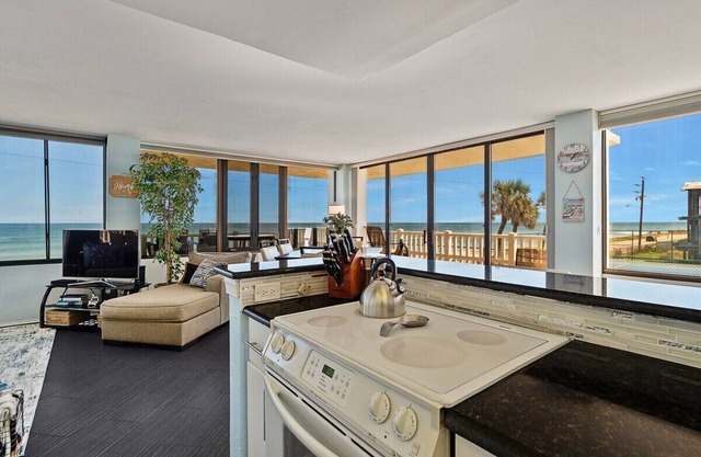Nautilus Breeze- Ocean Front Luxury 3/2 Condo