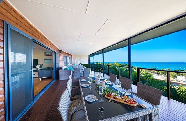 Nautilus on Nara - Spacious Airlie Beach Holiday Home with Ocean Views (Pets on