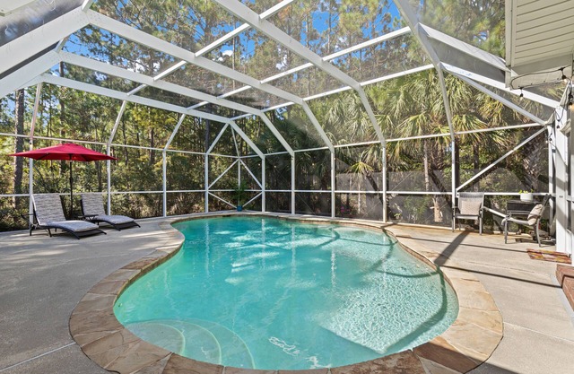 Navarre Retreat: Heated Pool, Hot Tub & Game room just minutes from the beach!