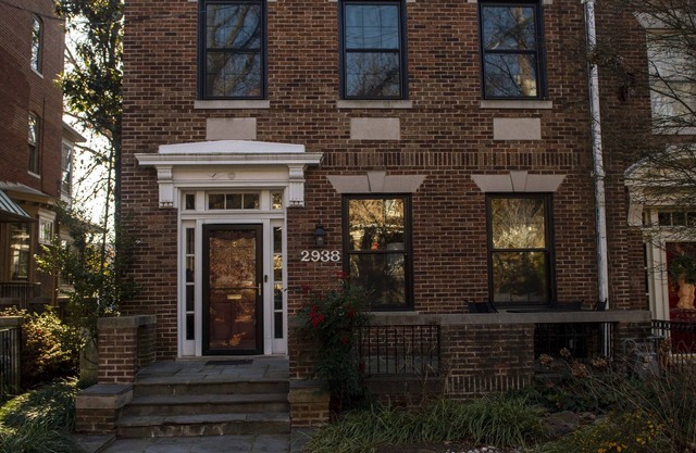 Big and Comfy in Forest Hills\Cleveland Park by the Metro & Zoo! King Size Bed!