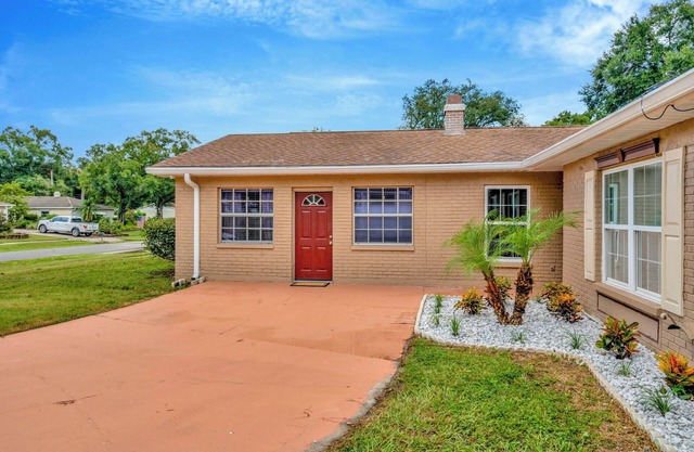 Colorful & Comfy Retreat: Close to Tampa ~ Parking