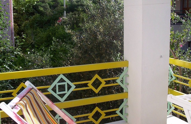 Appartement commode, 400 mètres de la mer, central, dans une maison avec jardin
