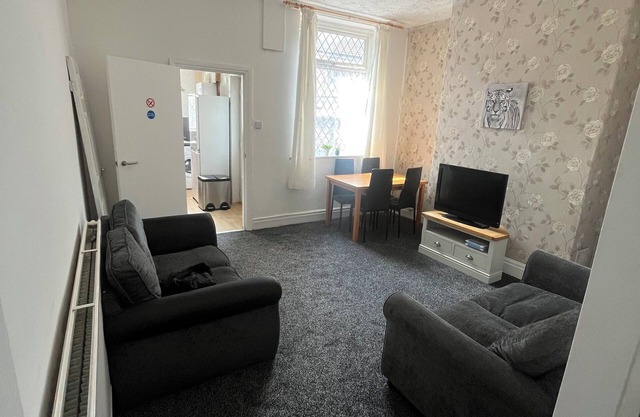 nCosy 3-Bed Home in Central Oldham – Family & Work-Friendly