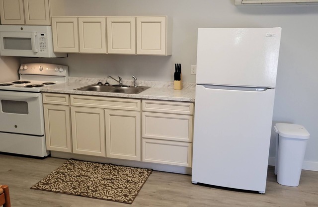 Downtown Tell City Ground floor 1 Bed 1 Bath Wifi 30 minutes to Holiday World