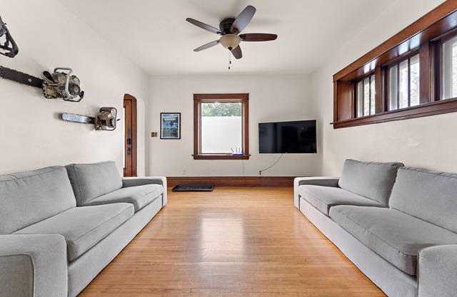 NE Arts / BrewHouse; Emplacement exceptionnel, bain à remous, table de billard, art local