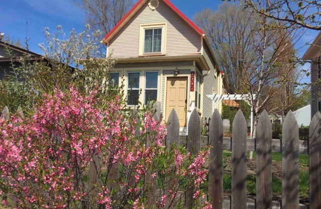 NE Arts Haven with Sauna in Trendy NE Minneapolis with AC, WiFi