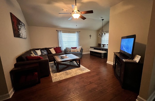NE Houston, Whole House, 3 bed 2 bath, 15 min from IAH Airport