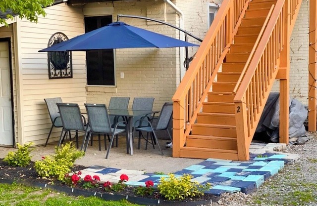 Near Airport & Major Attractions, 5Mi Downtown, Comfy Loft