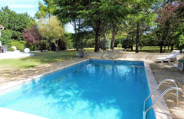 Proche Aix-en-Provence, belle villa avec piscine sur terrain arboré de 4000m2