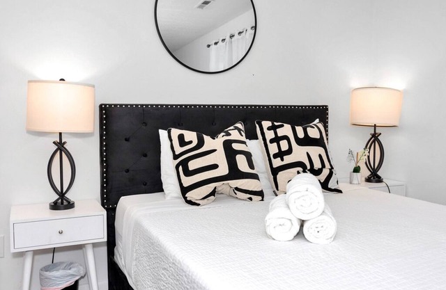 Luxury Home Near Downtown - Pet friendly! & Corporate Stays