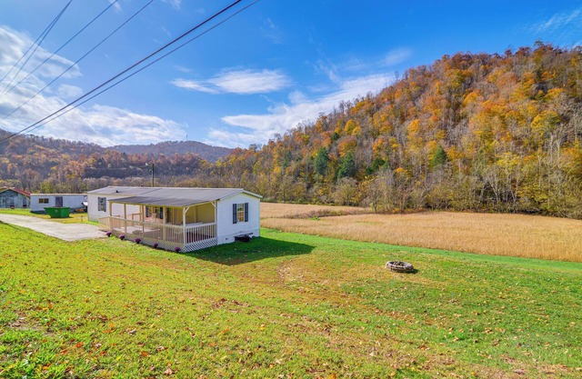 Near ATV & Hiking Trails: Home w/ Deck in Oneida!