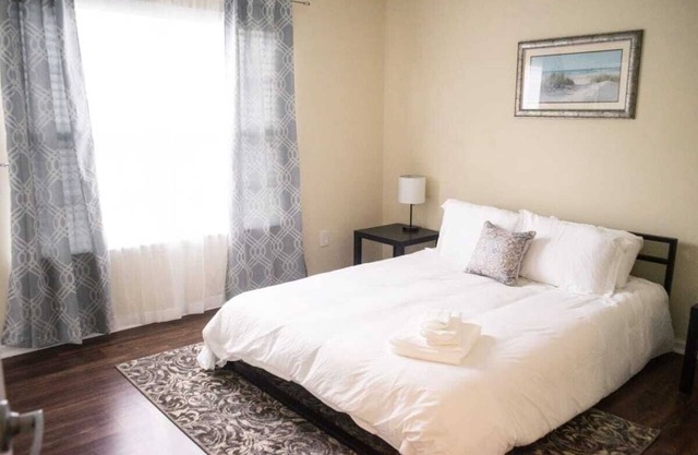 Near Bases, USC & Shops - The Columbia Crash Pad