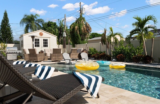 Near Beaches! Heated Pool, Hot tub at the Poolside Palm Hideaway!