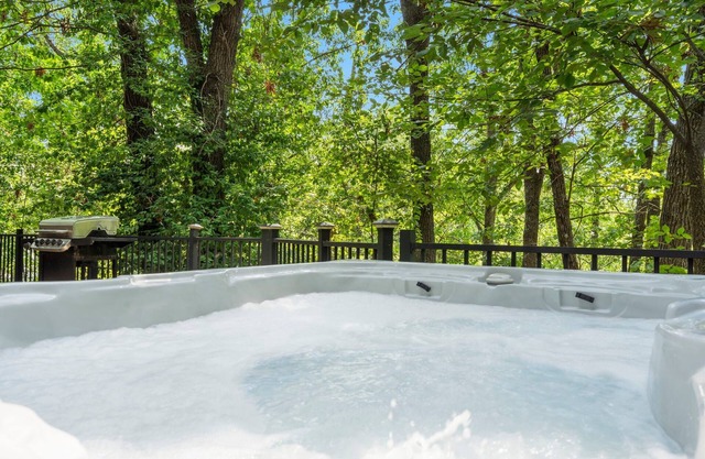 Near Big Cedar! Real LogCabin! Private Hottub! Free Tickets