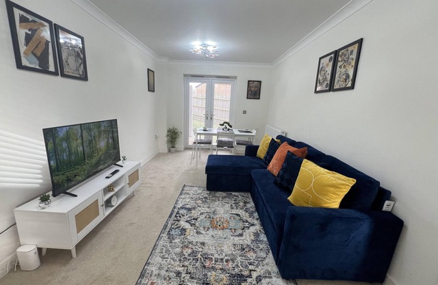 Near City - 3BR - 2 Bath - Sleeps 9 - Parking
