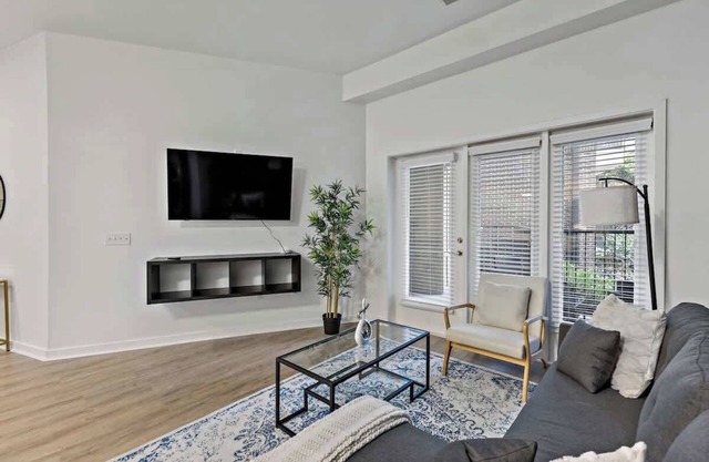 Spacious 2BD 5 Min DT+Gym+Parking+W/D Sleep 12