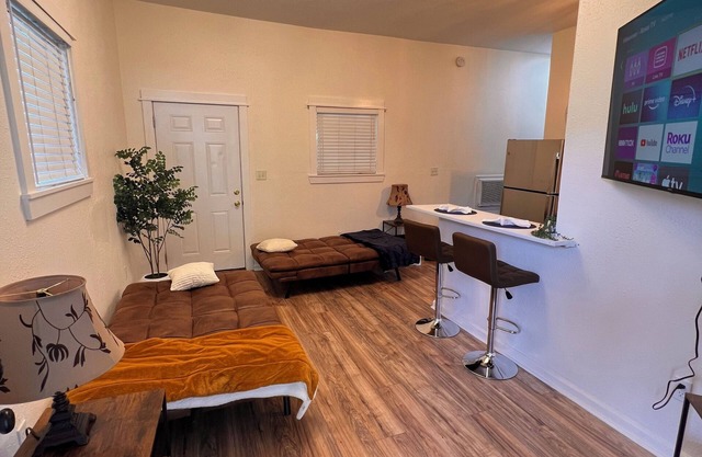 Near Downtown & Attractions, Airport, Spacious, The Green House Unit B