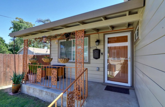Home for the Holidays~Near Old Town, The Capitol, Ball Park, enjoy the Hot Tub