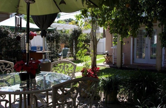 Near Downtown-Carriage House nestled in a Secret Garden-Perfect for a Couple