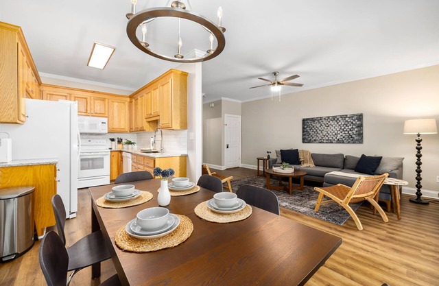 Near downtown Cary & RDU. Easy access to Raleigh, Durham and local venues.