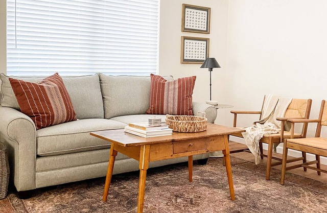 Near Downtown, Convenient to Restaurants, 2 Cruiser Bikes To Explore With!