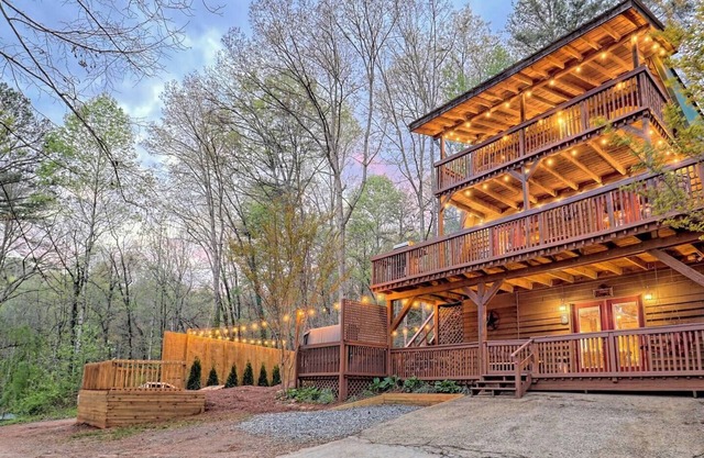 Near Downtown - HotTub, Sauna, Game Room, Fire Pit!