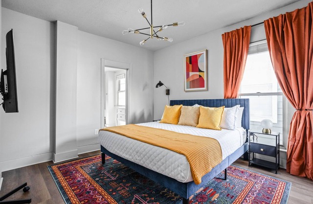 Near Downtown Indy | King Bed Golden | Parking