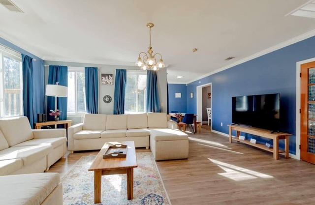 Near Downtown & On the Water! Sweet Retreat!