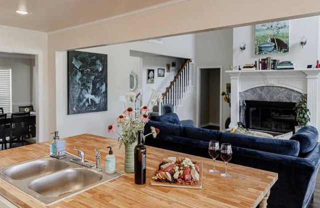 BEAUTIFUL Ranch Home-HOT TUB! Sleeps14 ppl. Local Farm - 25 Acre Countryside