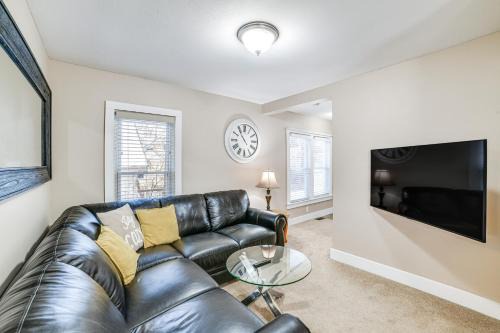 Near Hiking and Skiing Cozy Home in Cortland!