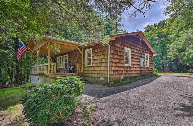 Near Hiking: Roaring Gap Retreat w/ Fire Pit!