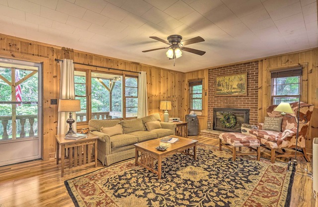 Near Hiking: Roaring Gap Retreat w/ Fire Pit!