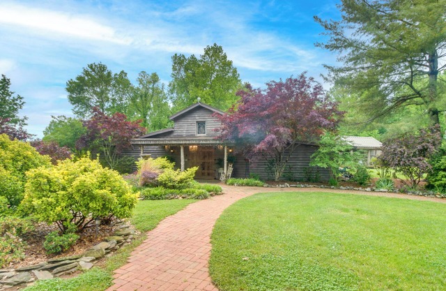 Near Hiking Trails: Spacious Studio in Lawndale