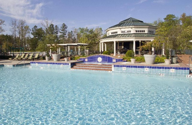 FLASH SALE! Near Historic Williamsburg & Busch Gardens w/ WiFi & Resort Pools